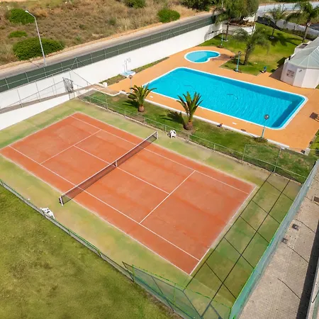 Curitiba - Com Ténis E Piscina, Em Apartamento *
